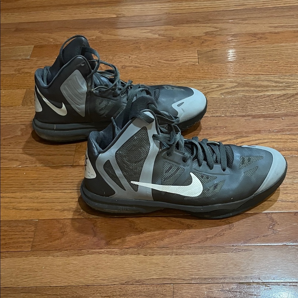 Nike Men's Gray/White Hyper Aggressor Air Max size 10 Athletic Shoes